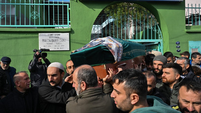 İzmir'de bıçaklanarak öldürülen 12 yaşındaki kız çocuğu defnedildi