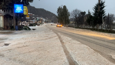Kaş'ta dolu nedeniyle kapanan kara yolunda temizlik çalışması yapılıyor