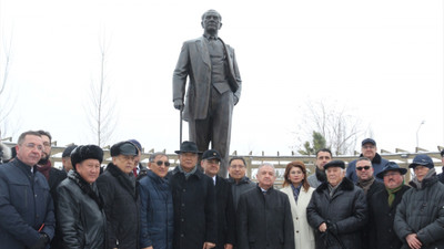 Kazakistan’ın Almatı şehrinde Atatürk heykeli törenle açıldı