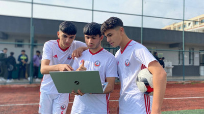 Mersin'de genç futbolcular, AA'nın "Yılın Kareleri" oylamasına katıldı