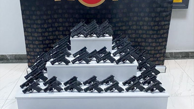 Uşak'ta bir otomobilde 100 ruhsatsız tabanca ele geçirildi