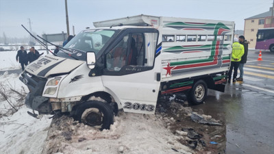Van'da kamyonet ile hafif ticari aracın çarpıştığı kazada 7 kişi yaralandı