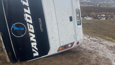 Van'da yolcu midibüsünün devrilmesi sonucu 27 kişi yaralandı