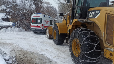 Van'da yolu kardan kapanan mahallede rahatsızlanan kadın hastaneye ulaştırıldı