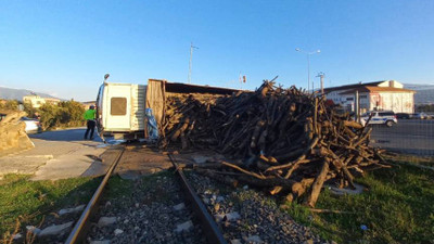 Aydın'da hemzemin geçitte devrilen kamyon tren seferlerini aksattı