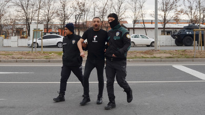 Çocuğunu dövdü, eşini öldürmek için yola çıktı: Arabasında tüfekle yarı yolda yakalandı