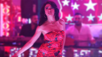 Hazar Ergüçlü pavyon dansı ile “İnci Taneleri” dizisinin önüne geçti