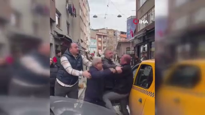 Bir sürücüye birçok kişinin saldırması tepki topladı