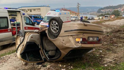 İzmir'de yoldan çıkan otomobil duvara çarptı, 4 kişi yaralandı