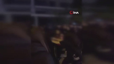 Kız öğrenciler saç saça baş başa kavga etti, arkadaşları o anları çekip internette paylaştı