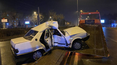 Direksiyon hakimiyetini kaybetti, direğe çarptı: Araç ortadan ikiye büküldü