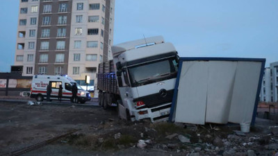 Faciadan şans eseri dönüldü: Yoldan çıkan tır konteynıra girdi