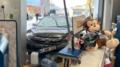 Fren yerine gaza bastı, akaryakıt istasyonundaki markete girdi