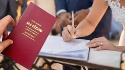 Kadının, kocasının soyadını alma zorunluluğu resmen kalktı