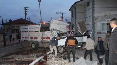 Konya'da küçükbaş hayvan yüklü kamyonet devrildi: 2 ölü