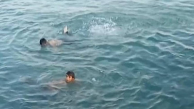 Kış günü denize giren iki çocuktan biri yaşamını yitirdi, diğerinin durumu ağır