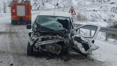 Buzlu yol faciaya neden oldu: Minibüs ile otomobil çarpıştı 26 kişi yaralandı