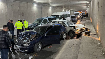 13 araç zincirleme trafik kazasına karıştı: 1 kişi yaralandı