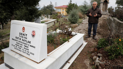 6 ŞUBAT DEPREMLERİNİN BİRİNCİ YILI - Ailesinden 10 kişiyi depremde kaybeden şehit babası yakınlarına özlemini fotoğraflarla gideriyor