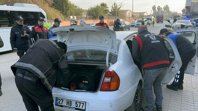 Adana'da polis ekipleri okulların çevresinde denetim yaptı