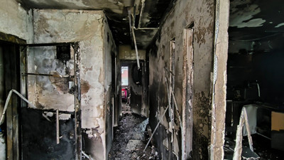 Adana'da yangın çıkan 12 katlı apartmanda bazı kişiler dumandan etkilendi