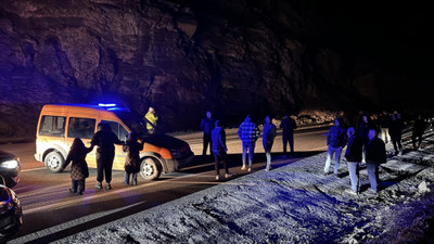 Artvin-Hopa kara yolu heyelan nedeniyle ulaşıma kapandı