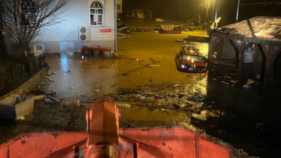 Artvin'de derenin taşması sonucu camide mahsur kalanlar kurtarıldı