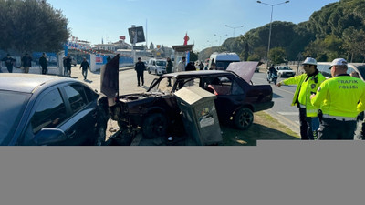 Aydın'da otomobil durakta bekleyenlere ve trafoya çarptı, 3 kişi yaralandı