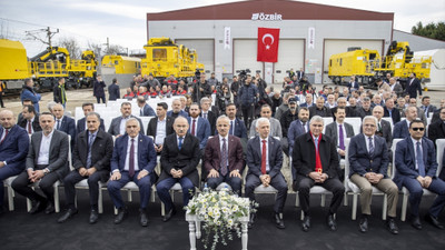 Bakan Uraloğlu, yeni nesil akıllı demir yolu bakım araçları teslim töreninde konuştu: