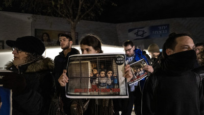 Batı Kudüs'te savaş karşıtı İsrailli aktivistler İsrail'in Gazze'deki saldırılarını protesto etti