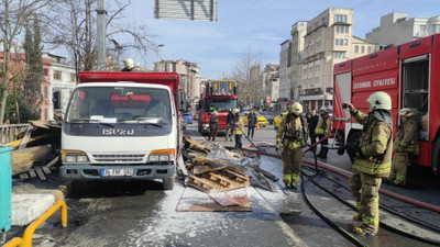Beyoğlu'nda park halindeki kamyonette çıkan yangın söndürüldü