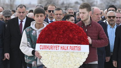CHP Genel Başkanı Özel, vefatının birinci yılında Deniz Baykal'ın mezarını ziyaret etti: