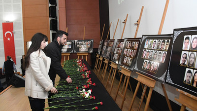 Depremde hayatını kaybeden üniversite personeli ve öğrencileri için tören düzenledi