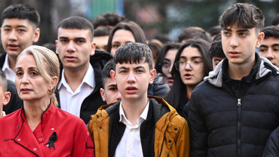 Depremlerde hayatını kaybedenler için okullarda saygı duruşunda bulunuldu
