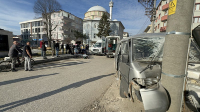 Düzce'de panelvan ile otomobilin çarpıştığı kazada 3 kişi yaralandı
