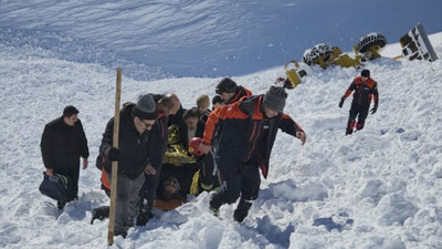 Erzurum'da karla mücadele çalışmasında çığ altında kalan kepçe operatörü kurtarıldı