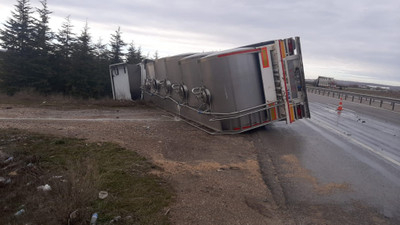 Eskişehir'de süt tankeriyle otomobilin çarpışması sonucu 3 kişi yaralandı