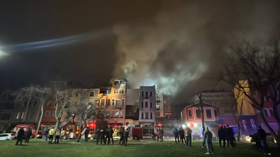 Fatih'te 2 ahşap binada çıkan yangında 1 kişi dumandan etkilendi