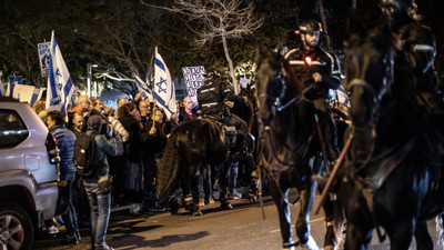 Gazze'deki İsrailli esirlerin yakınları Tel Aviv'de otoyolu kapattı