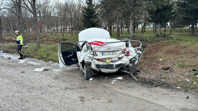 GÜNCELLEME - Bolu'da kamyon kırmızı ışıkta bekleyen otomobile çarptı: 1 ölü, 2 yaralı