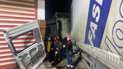 GÜNCELLEME - İzmir'de tırın minibüse çarpması sonucu 3 kişi hayatını kaybetti, 11 kişi yaralandı