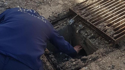 Hatay'da mazgalın altında mahsur kalan kediyi itfaiye kurtardı
