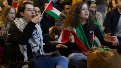 Hollanda'nın Lahey kentinde, Filistin'e destek için oturma eylemi yapıldı