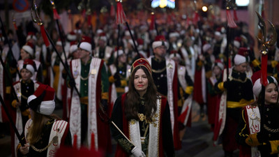 İspanya'da "Los Turcos" grubu bu yılki festivalde de kalabalık grupla geçidini yaptı