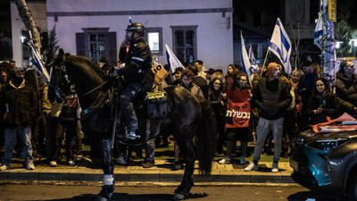 İsrail polisi, Tel Aviv'de erken seçim talebiyle gösteri düzenleyenlere müdahale etti