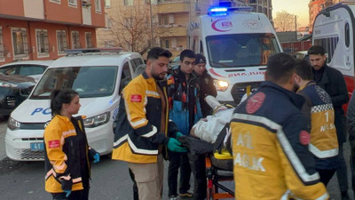 Kocaeli'de 2 kişinin yaralandığı trafik kazası güvenlik kamerasında