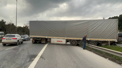 Kocaeli'de freni arızalanınca geri kayan tır araçlara çarparak durdu