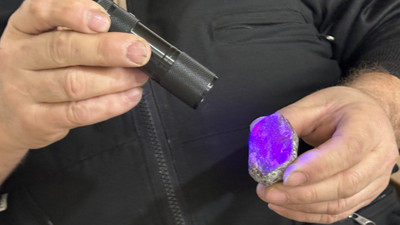 Köyünde kurduğu atölyede rengarenk taşlarla takı yapıyor