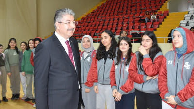Osmaniye'de depremzede çocuklara basketbol topu dağıtıldı