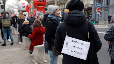 Paris'te öğretmenler maaş artışı talebiyle eylem yaptı